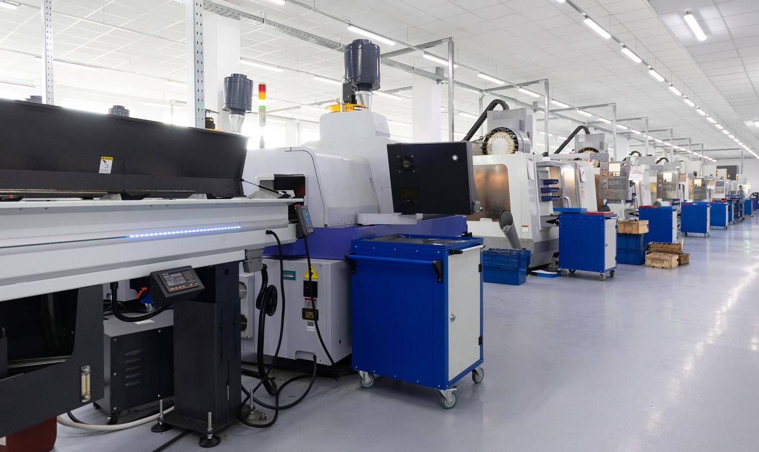 close-up-shot-screw-cutting-machine-factory-that-makes-metal-details-1.jpg